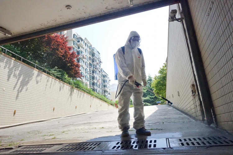工作人员对地下车库雨水沟渠进行灭蚊消毒.jpg