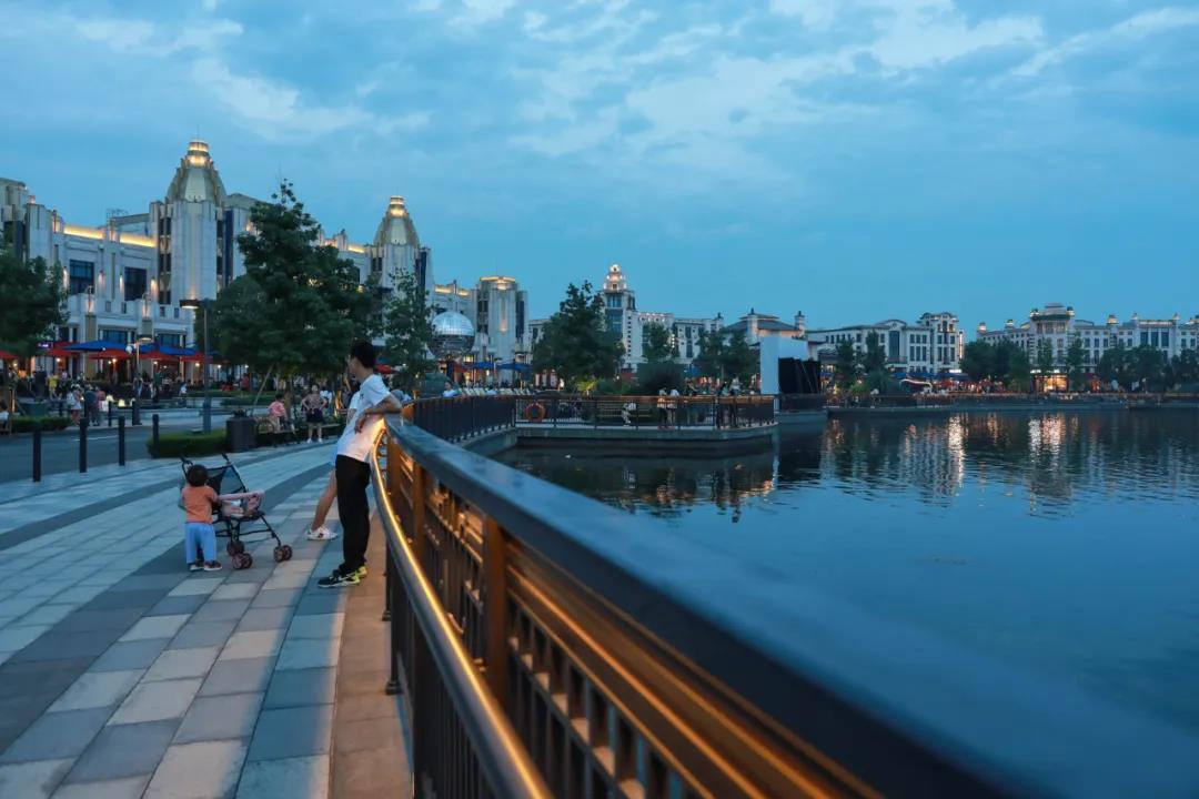 和夏天更配,在"浦东小外滩"看一场露天电影吧
