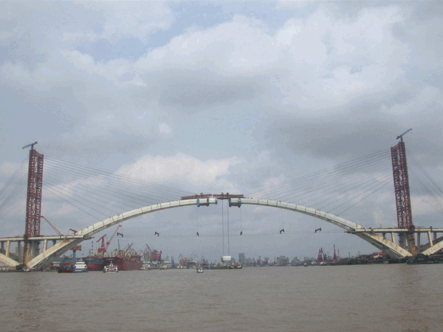 14:05  两年前,卢浦大桥曾进行过一次桥面以下结构的涂装施工,如今又