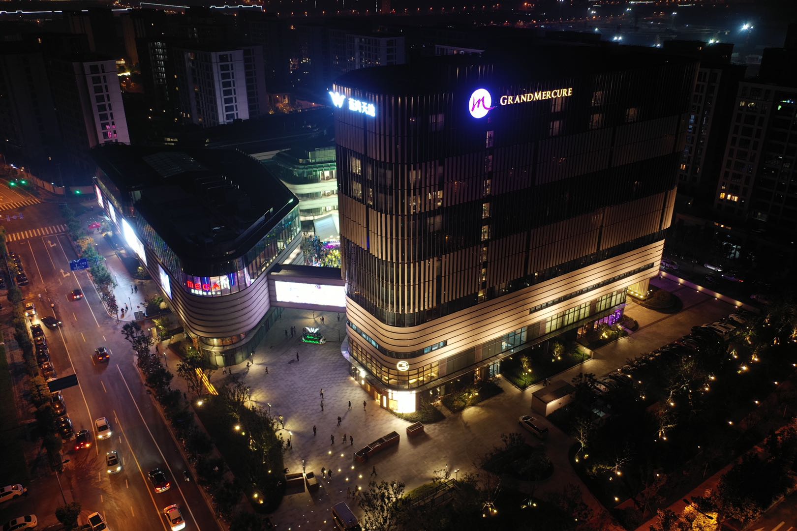 临港新片区蓝湾天地开幕6万平方米商业增添硬核配套