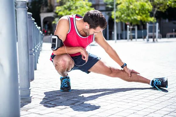 運動; 2,增加一些柔韌性鍛鍊將有利於靈活關節; 3,平衡性訓練以及鍛鍊