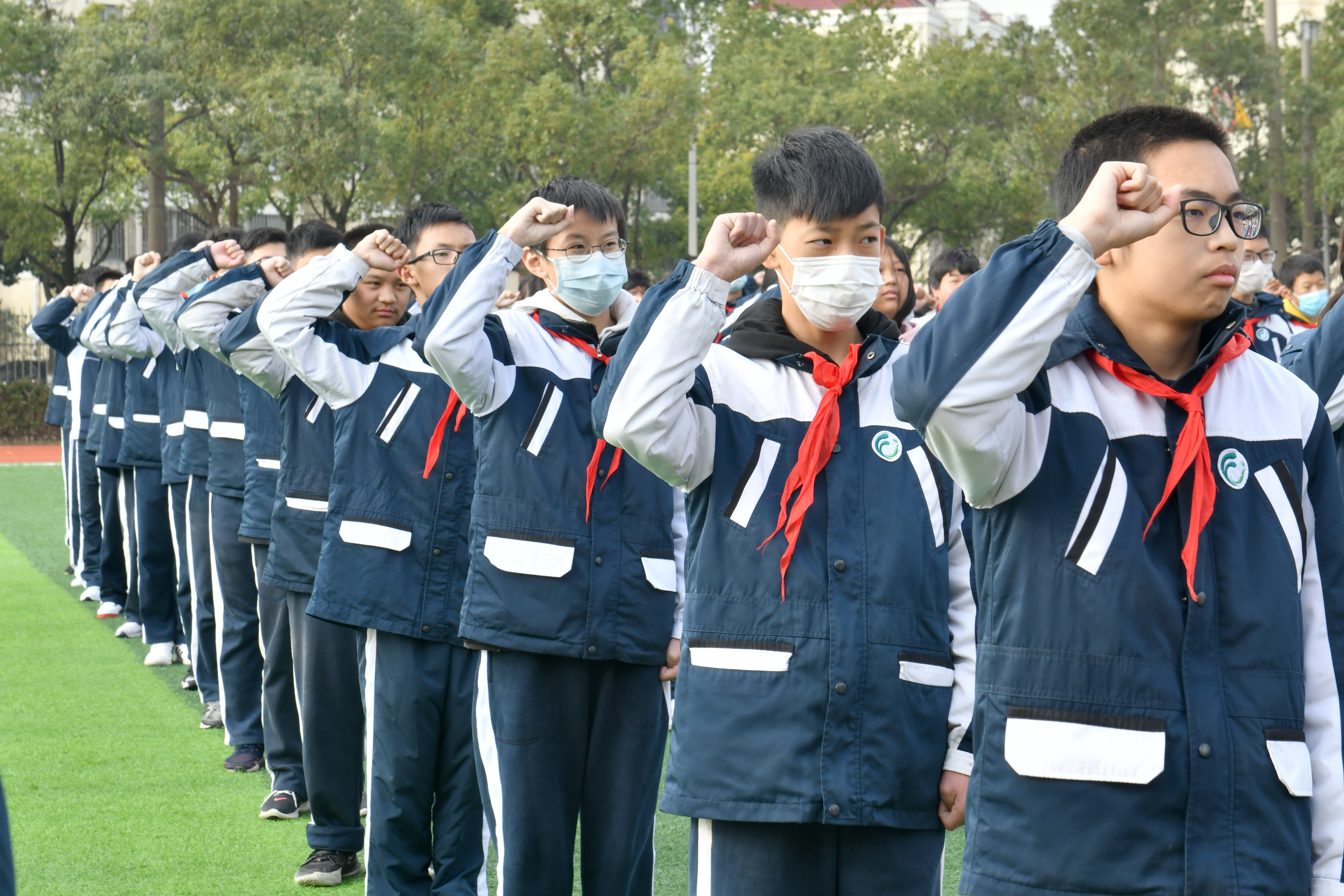 一场庄严的升旗仪式后,高东中学初二2班季延鸿发表了一场国旗下的演讲