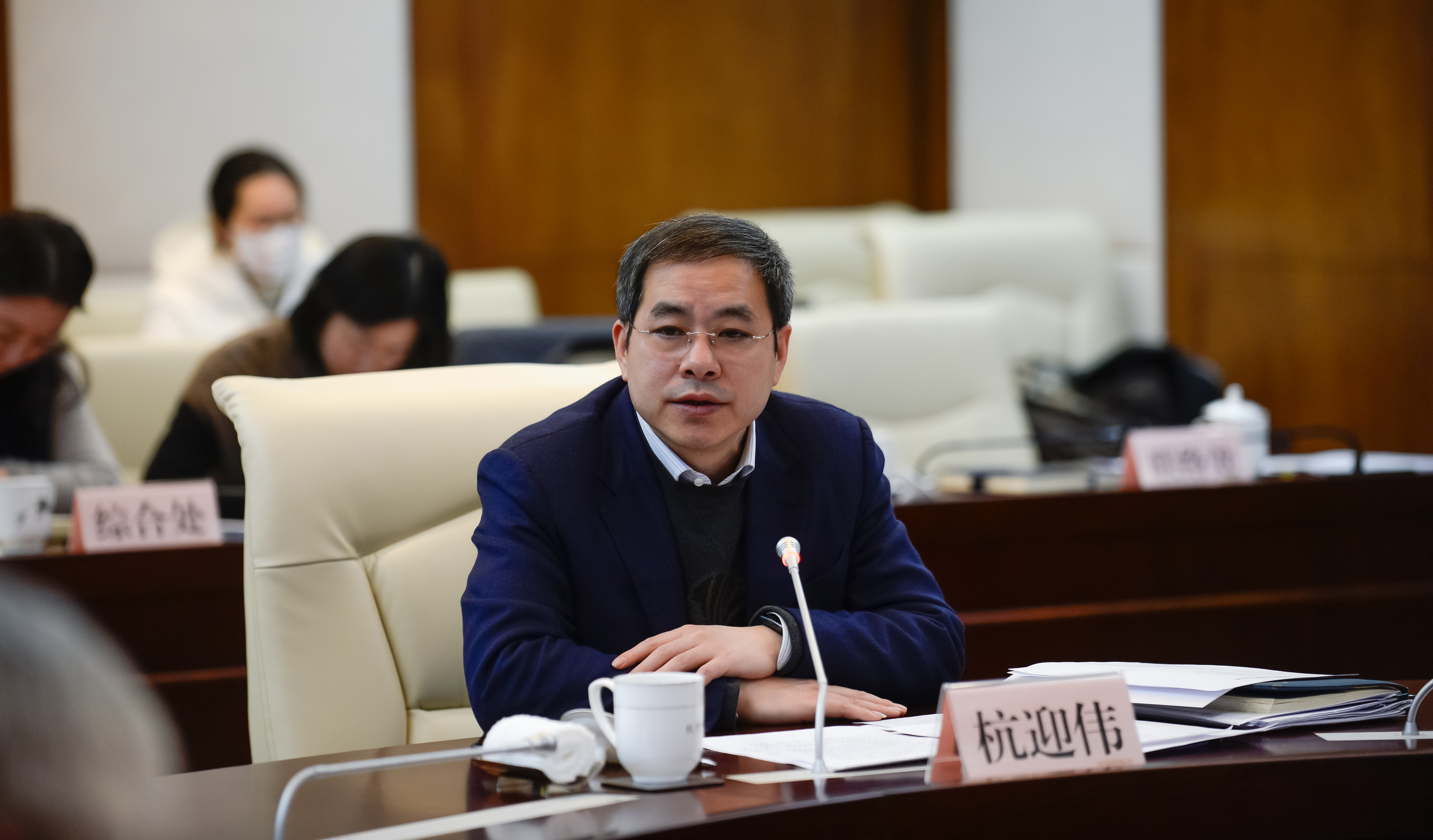 继续在数字引领发展数字赋能治理上走在前列杭迎伟调研区大数据中心